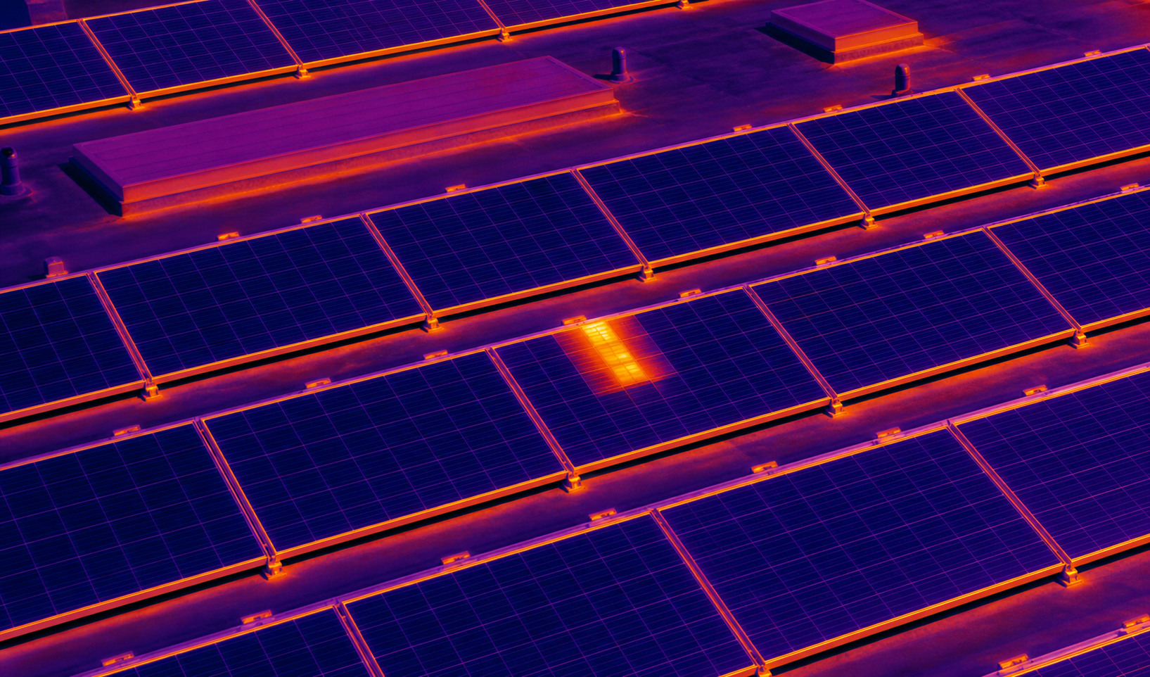 Wärmebild einer Photovoltaikanlage mit auffälligem Modul